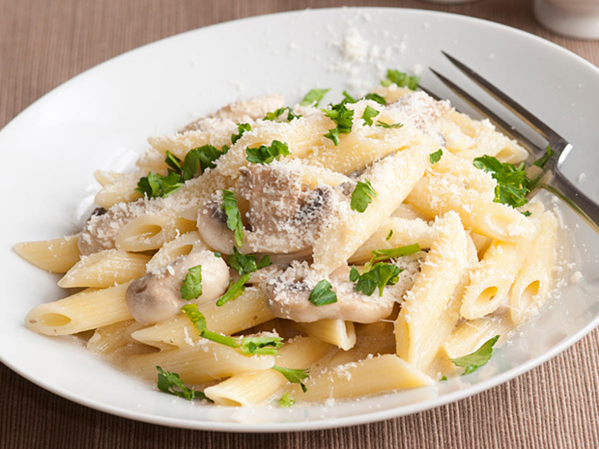 Bandnudeln in Champignon-Sahne-Sauce - Rezept - kochbar.de