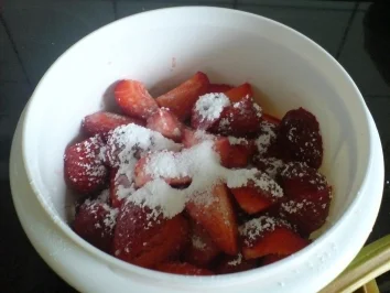 Frische Erbeeren mit einer Rhabarber-Vanille-Sahnesauce - Rezept - Bild Nr. 2