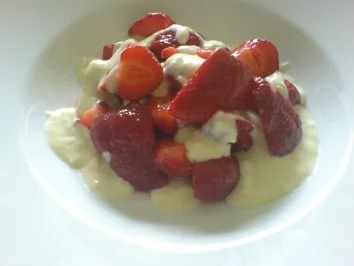 Frische Erbeeren mit einer Rhabarber-Vanille-Sahnesauce - Rezept - Bild Nr. 7