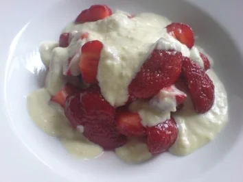 Frische Erbeeren mit einer Rhabarber-Vanille-Sahnesauce - Rezept