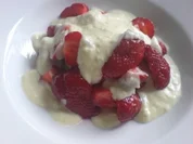 Frische Erbeeren mit einer Rhabarber-Vanille-Sahnesauce - Rezept