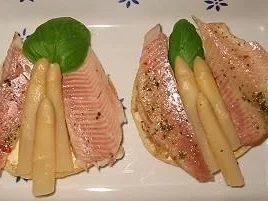 Bruschetta mit Spargelbutter und Räucherforelle - Rezept