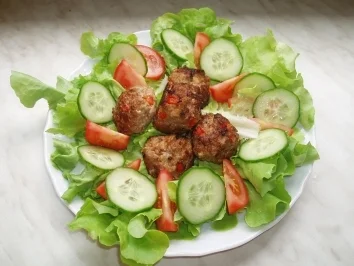 Rezept: Hackfleisch-Zwiebel-Bällchen Hackfleisch-Zwiebel-Bällchen - Rezept