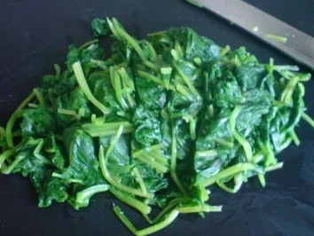 Rotbarschfilet mit Cornflakeskruste an Spinat mit Polentanockerln - Rezept - Bild Nr. 5