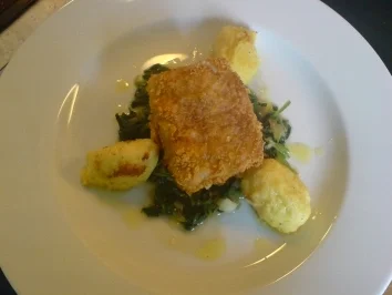 Rotbarschfilet mit Cornflakeskruste an Spinat mit Polentanockerln - Rezept
