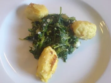 Rotbarschfilet mit Cornflakeskruste an Spinat mit Polentanockerln - Rezept - Bild Nr. 10