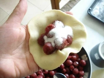 Wareniki mit Sauerkirschfüllung (russische Teigtaschen) - Rezept - Bild Nr. 3