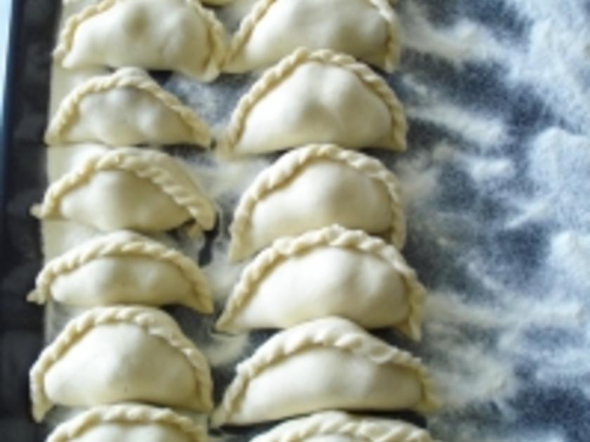 Wareniki mit Sauerkirschfüllung (russische Teigtaschen) - Rezept ...