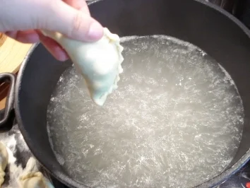 Wareniki mit Sauerkirschfüllung (russische Teigtaschen) - Rezept - Bild Nr. 7