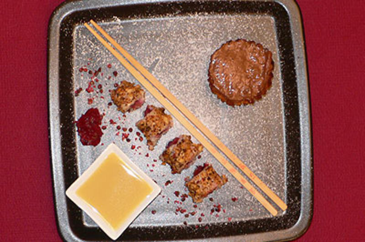 Kokosküchlein gefüllt mit Schokoladenmus, dazu Cranberry-Sushi mit Krokant - Rezept