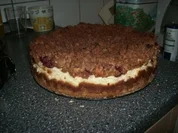 Quark-Mascarpone Torte mit Kirschen und Schokostreuseln - Rezept