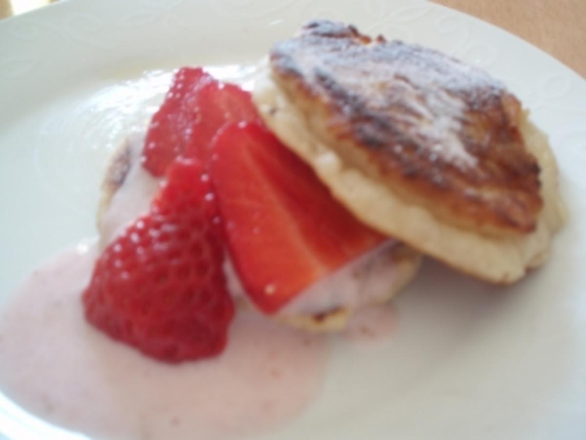 Pancakes mit Erdbeercreme und Erdbeeren - Rezept - kochbar.de