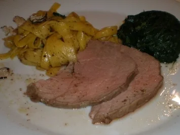 Rosa Kalbsbraten mit Blattspinat und Trüffelnudeln - Rezept