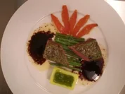 Rezept: Lammrücken mit Keniabohnen, Pestokartoffeln und karamellisierten Tomaten Lammrücken mit Keniabohnen, Pestokartoffeln und karamellisierten Tomaten - Rezept