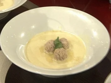 Rezept: Kohlrabi-Currysuppe mit Kalbsbällchen Kohlrabi-Currysuppe mit Kalbsbällchen - Rezept