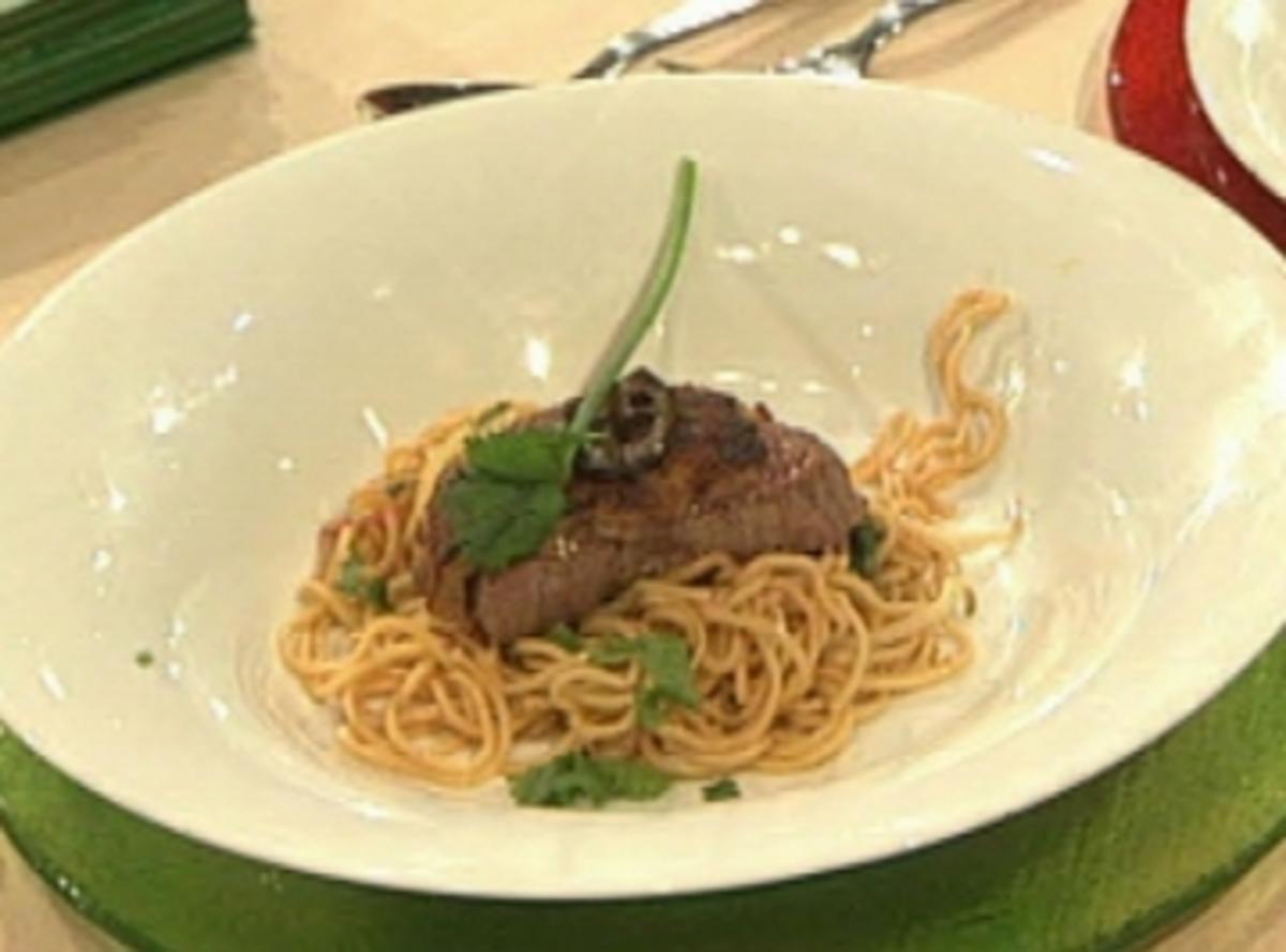 Straußenfilet mit Ananas-Walnuss-Kruste und Sojasauce - Rezept - kochbar.de
