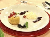 Johannisbeer-Thymianmuffin mit weißem Schokoladenschaum - Rezept