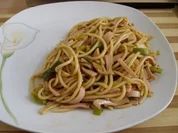 Asiatisch angehauchter Nudelsalat - Rezept