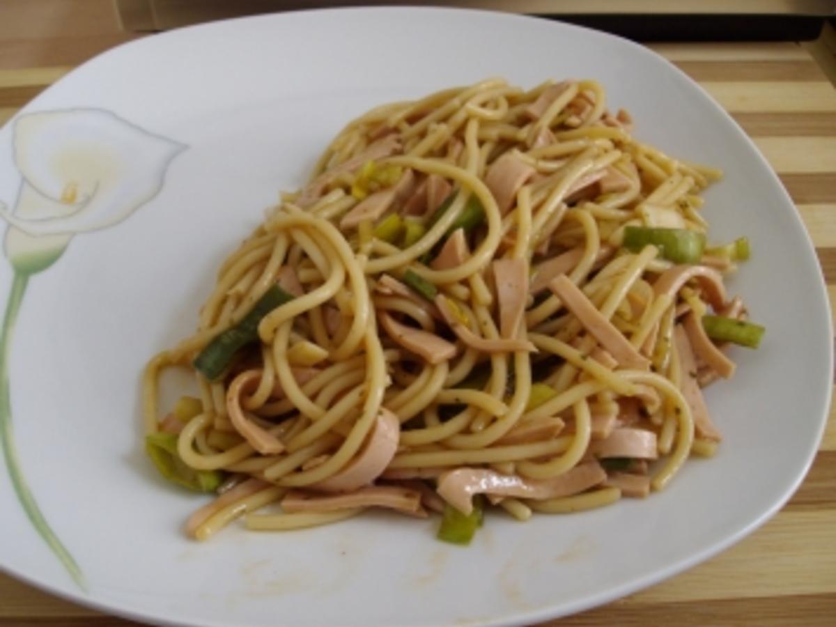 Asiatisch angehauchter Nudelsalat - einfach - 218 kcal/100g