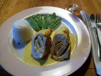 Roulade von der Poulardenbrust an Zitronen-Safran-Sauce - Rezept