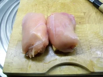 Roulade von der Poulardenbrust an Zitronen-Safran-Sauce - Rezept - Bild Nr. 4