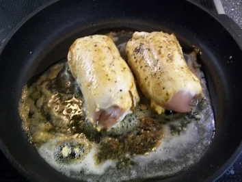 Roulade von der Poulardenbrust an Zitronen-Safran-Sauce - Rezept - Bild Nr. 5