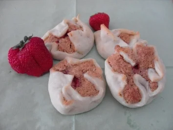 Erdbeeren im Teig mit Mandelbiskuit - Rezept