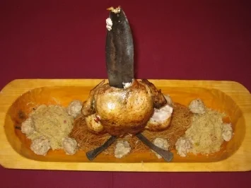 Aufgespießter Gockel mit Knödeln, Sauerkraut und scharfen Nudeln - Rezept