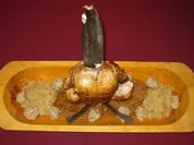 Aufgespießter Gockel mit Knödeln, Sauerkraut und scharfen Nudeln - Rezept