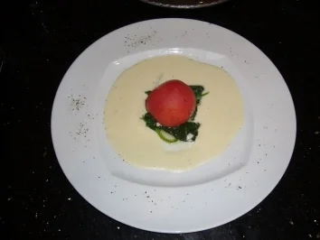 Gefüllte Tomaten mit Seezunge auf Blattspinat an Schalottencreme - Rezept