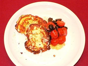 Rezept: Gebratene Ricottaküchlein mit kleinem Tomatensalat Gebratene Ricottaküchlein mit kleinem Tomatensalat - Rezept