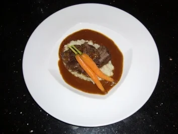 Rezept: Geschmorte Rinderbacken mit Hagebuttensoße und Topinamburpüree Geschmorte Rinderbacken mit Hagebuttensoße und Topinamburpüree - Rezept