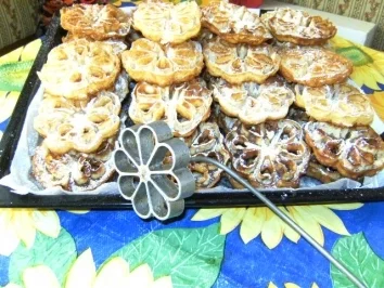 KLEINGEBÄCK - Rosettenwaffeln - Rezept - Bild Nr. 2