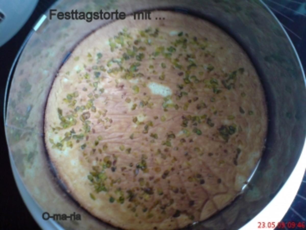 Kuchen  Festtagstorte mit Erdbeerbuttercrem und Marzipan - Rezept - Bild Nr. 3