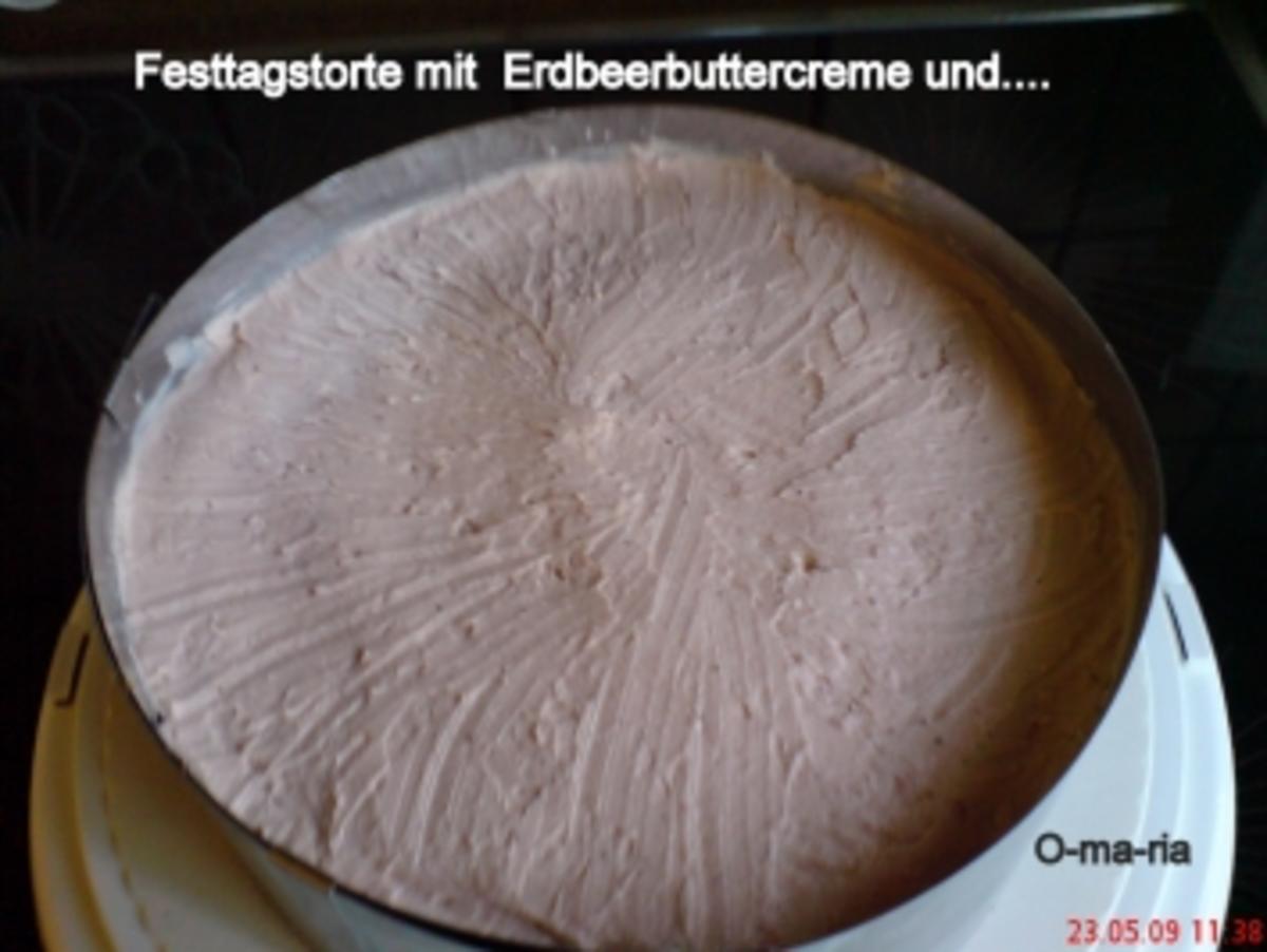 Kuchen  Festtagstorte mit Erdbeerbuttercrem und Marzipan - Rezept - Bild Nr. 4