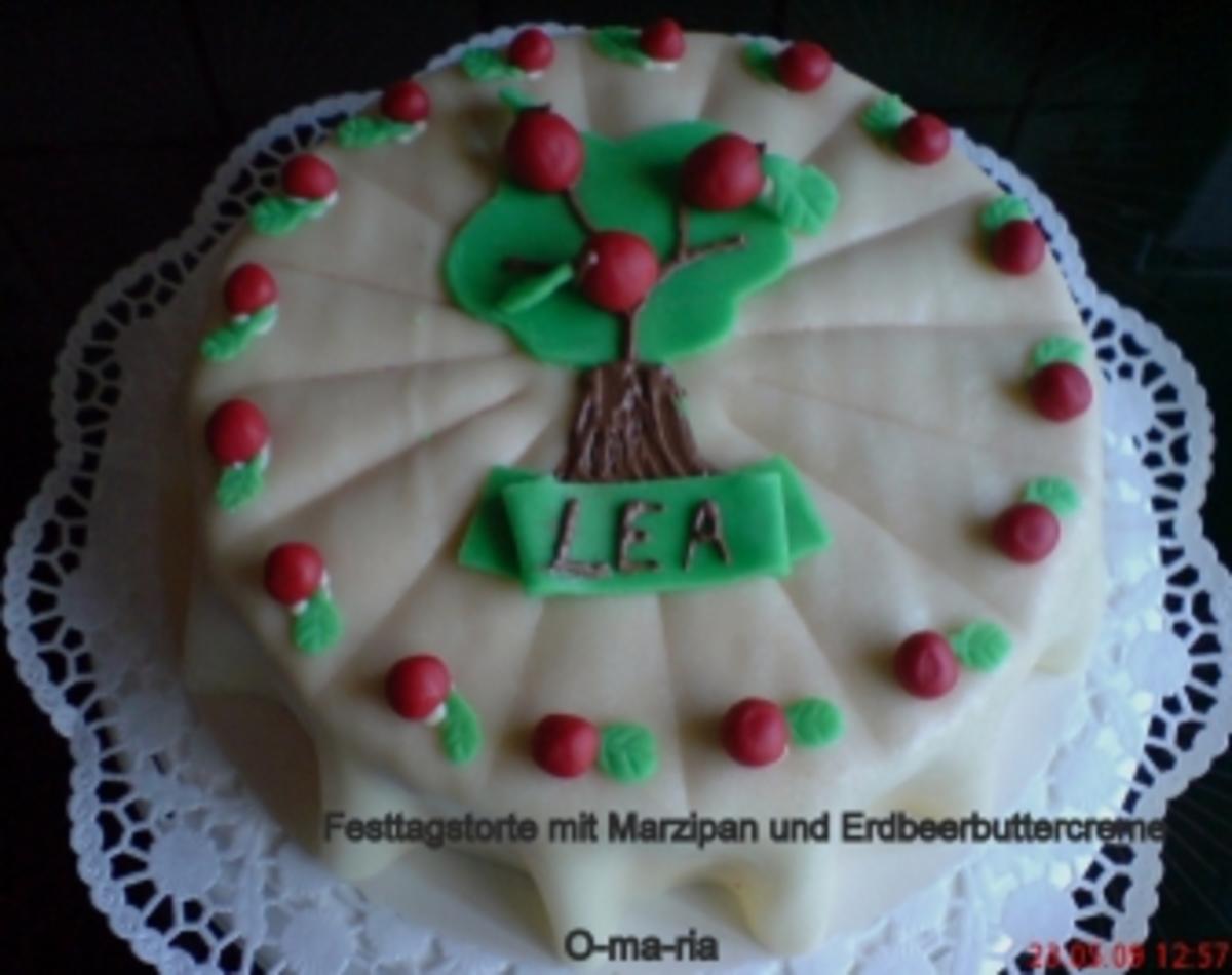Kuchen  Festtagstorte mit Erdbeerbuttercrem und Marzipan - Rezept - Bild Nr. 5