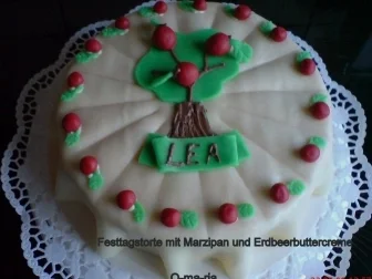 Kuchen  Festtagstorte mit Erdbeerbuttercrem und Marzipan - Rezept - Bild Nr. 5