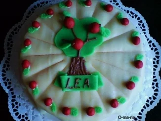 Kuchen  Festtagstorte mit Erdbeerbuttercrem und Marzipan - Rezept - Bild Nr. 6