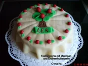 Kuchen  Festtagstorte mit Erdbeerbuttercrem und Marzipan - Rezept