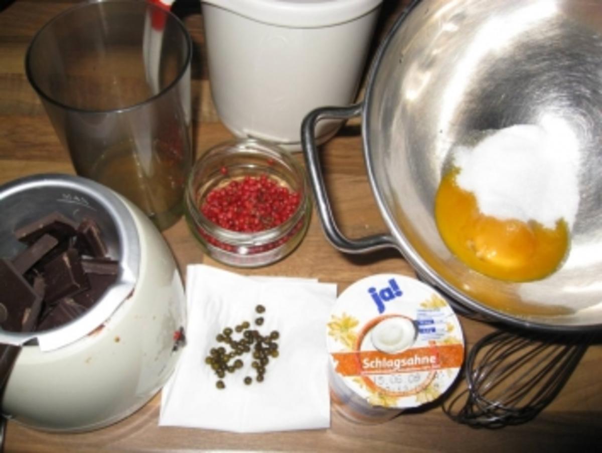 Mousse au chocolat mit roten & grünen Pfeffer - Rezept - Bild Nr. 2
