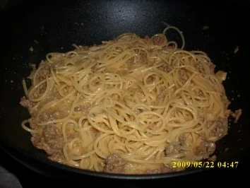 Pasta mit leckerer Käse Hackfleischsoße und Chili - Rezept