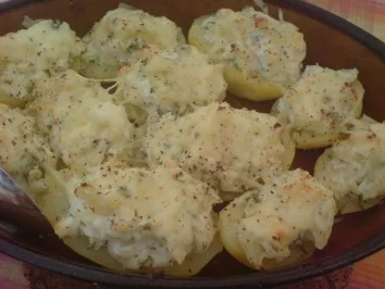 Rezept: Gefüllte Kartoffeln mit Quark und Frühlingszwiebeln Gefüllte Kartoffeln mit Quark und Frühlingszwiebeln - Rezept