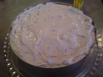 Rezept: Erdbeer-Joghurt-Torte mit Schokostückchen Bild Nr. 4 Erdbeer-Joghurt-Torte mit Schokostückchen - Rezept - Bild Nr. 4