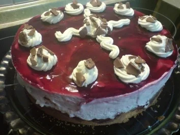 Rezept: Erdbeer-Joghurt-Torte mit Schokostückchen Erdbeer-Joghurt-Torte mit Schokostückchen - Rezept