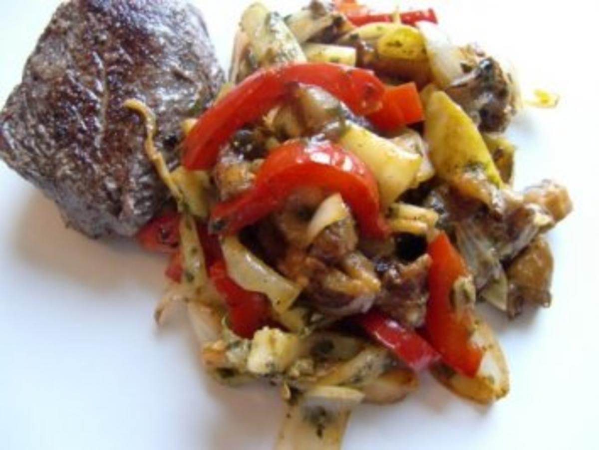 Mediterranes Pfannengemüse mit Joghurt-Kräuter-Häubchen - Rezept ...