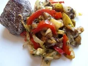 Mediterranes Pfannengemüse mit Joghurt-Kräuter-Häubchen - Rezept