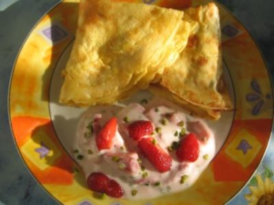 Eierpfannkuchen mit Erdbeerjoghurt - Rezept
