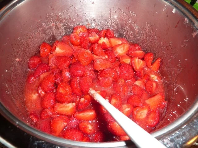 Rezept: Marmelade: Erdbeermarmelade mit Bacardi Bild Nr. 5 Marmelade: Erdbeermarmelade mit Bacardi - Rezept - Bild Nr. 5