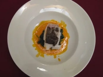 Kabeljaufilet auf der Haut gebraten mit Spinat und Hummerschaum - Rezept