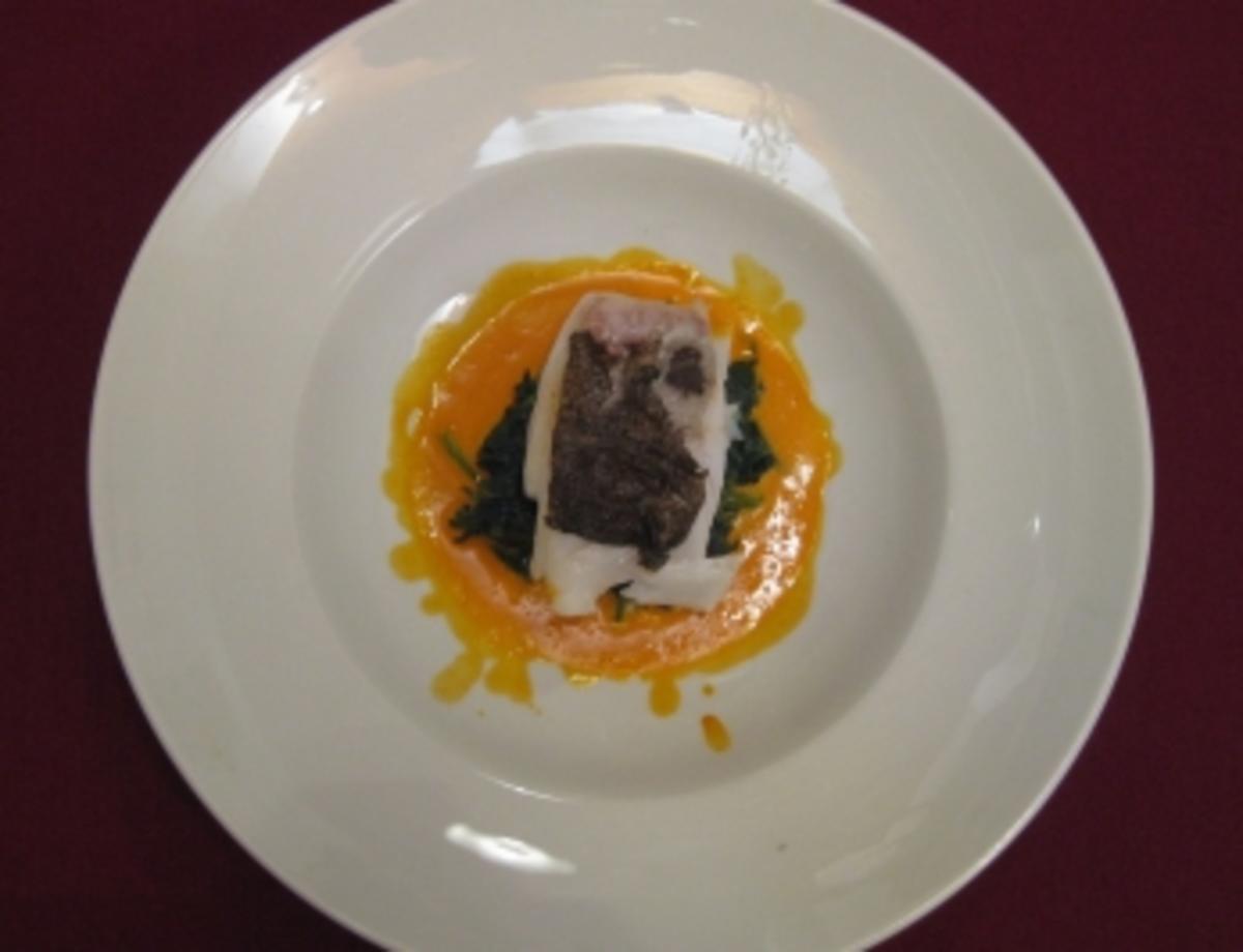 Kabeljaufilet auf der Haut gebraten mit Spinat und Hummerschaum ...